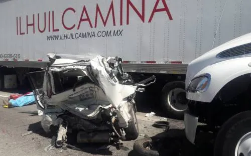 Aparatoso accidente  deja como saldo un conductor prensado sobre la autopista Puebla-Orizaba
