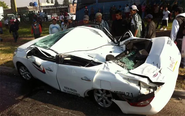 Camión aplasta a taxi en la México-Puebla