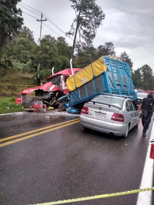 Se registra aparatoso choque entre tractocamión y camioneta en la carretera Acatzingo-El Seco