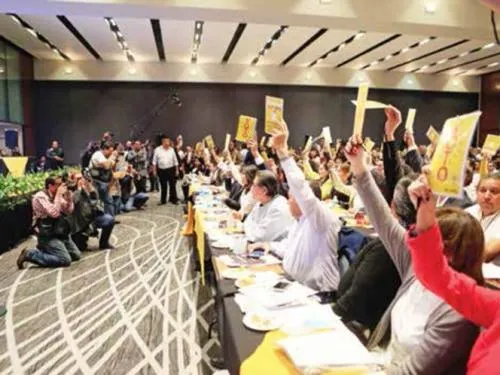 PRD avala alianza con PAN en 2018; ultimátum, a seguidores de AMLO