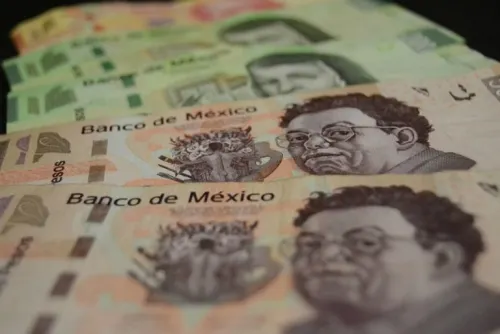 Peso se deprecia 1% en operaciones internacionales tras recorte a nota soberana y de Pemex