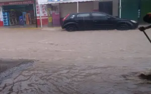 Gobierno atiende a afectados por tromba en Xochitlán