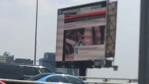 Difunden video porno en cartel publicitario ubicado en el periférico