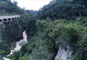 VIDEO: Cráter de 30 metros se traga ¡el río Atoyac! en Veracruz