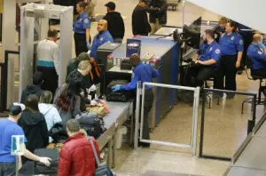 ¿Viajarás a EU? En aeropuertos preparan revisiones físicas ‘extensas’