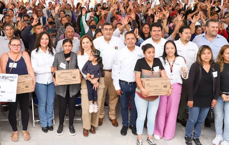 Gobernador de Puebla y Edmundo Tlatehui entregan apoyos a mujeres sanandeseñas
