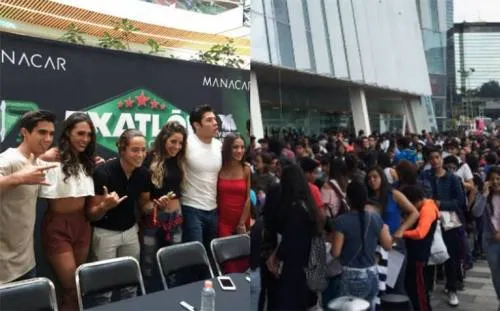 [Video] Fans abarrotan plaza comercial para ver a participantes de Exatlón
