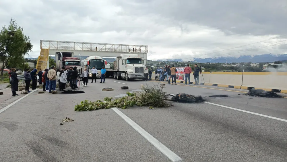 Bloquean ejidatarios la autopista México-Puebla