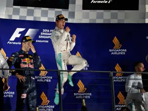 Rosberg gana en Singapur y destrona a Hamilton; ‘Checo’ llega octavo