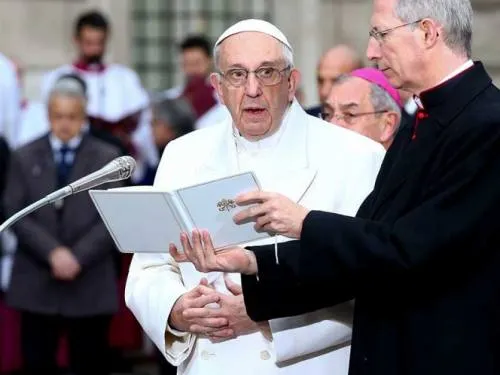 El papa Francisco demanda escuchar a migrantes