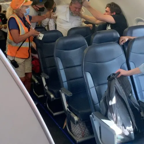 Estalla pelea en avión por hombre que no quiso usar cubrebocas en Arizona