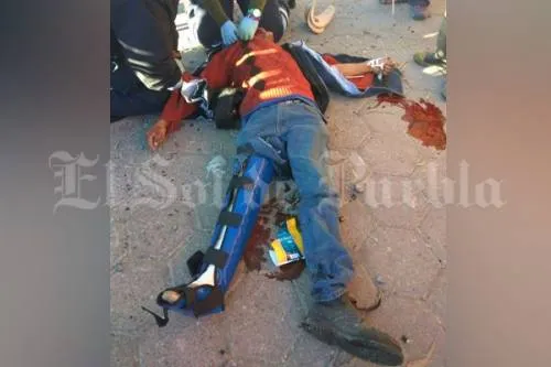 Se vuelca camioneta y conductor sale disparado por la ventanilla