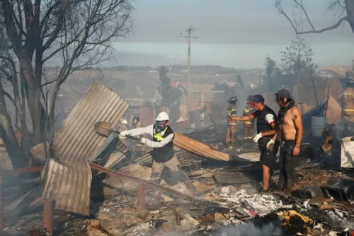 Incendio en Valparaíso, Chile, destruye decenas de viviendas