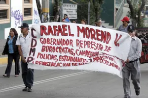 Maestros disidentes marchan contra ceses injustificados de la SEP