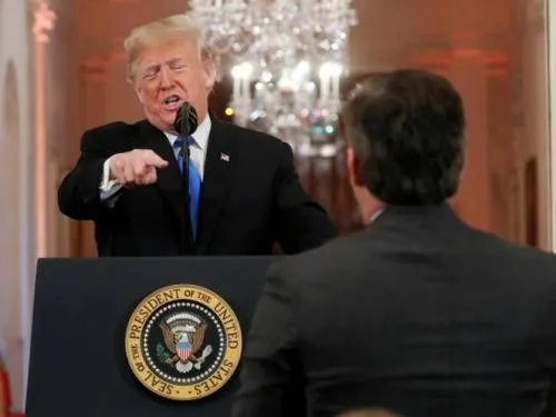 Video: Trump pelea con reportero y le grita que se calle