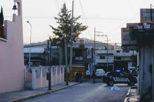 Hombre fue encontrado muerto a un costado de la parroquia Santa Cecilia