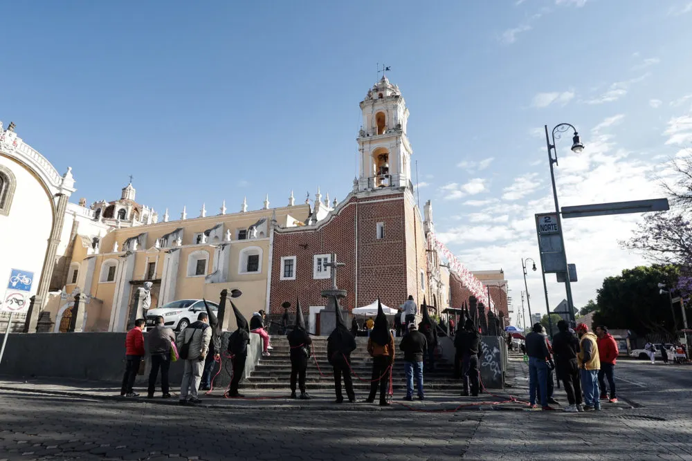 Fieles esperan pacientemente la salida del Señor de las Maravillas hacia la Catedral para la procesión del Viernes Santo