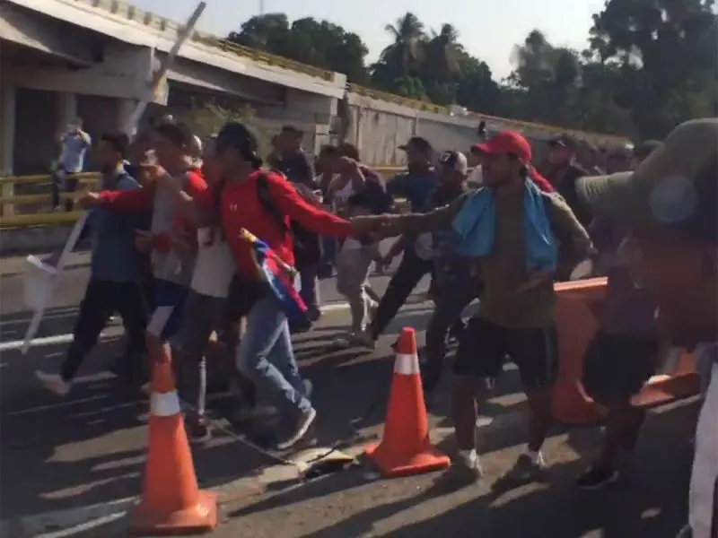 Migrantes rompen cerco de la Guardia Nacional ; hay varios heridos