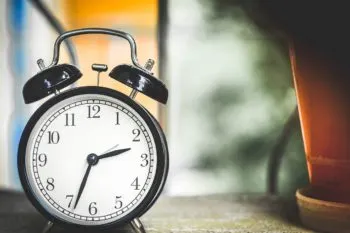 Celulares provocan confusión al adelantar sus relojes una hora por el Horario de Verano