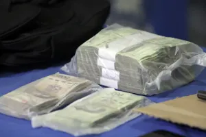 Maleantes roban 26 mp de empresa toallera