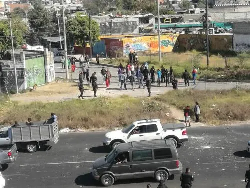 ¡Se dan con todo! 6 lesionados, saldo de enfrentamiento entre gaseros en Xochimehuacan