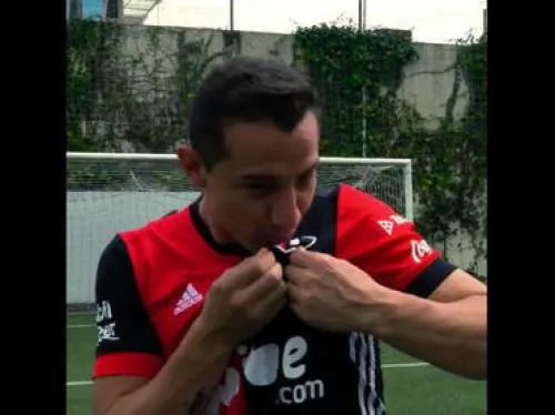 Andrés Guardado se pone nueva camiseta de Atlas