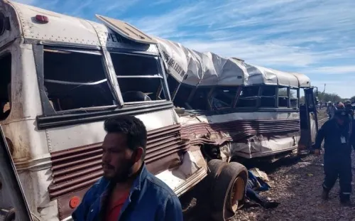 Tren arrolla a camión de jornaleros en Vícam, Sonora; hay 7 muertos