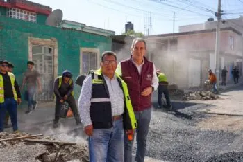 Bachea Ayuntamiento calle Titanio en Minerales de Guadalupe como parte del programa Bacheando Puebla