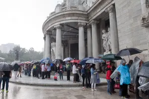 Cierran fila para ver restos del Divo de Juárez