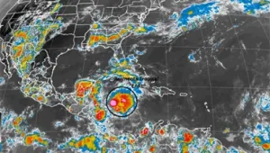 Tormenta Earl aumenta potencia y amenaza convertirse en huracán
