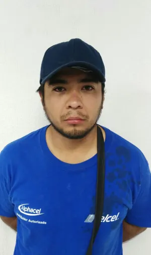 Policías aseguran a multi asaltante de tiendas Oxxo en la colonia Bugambilias