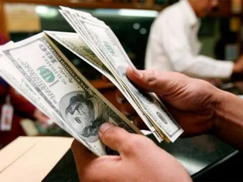 Se cotiza el dólar en $18.36 en casas de cambio del AICM