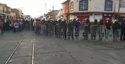 Con granaderos, impiden instalación de tianguis en Atlixco