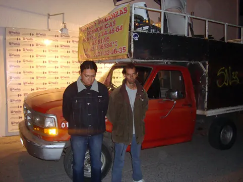 Detienen a probables ladrones de negocio