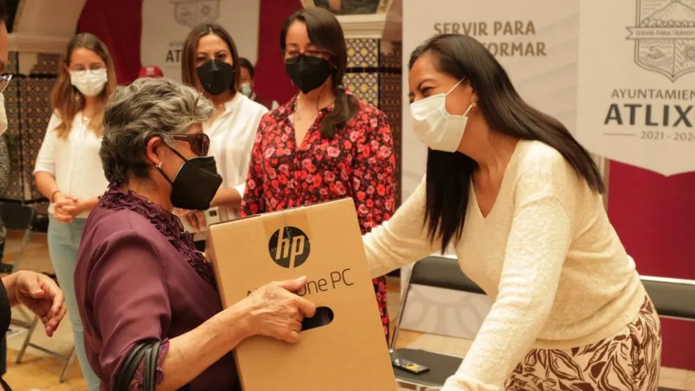 Ariadna Ayala apoya la educación atendiendo solicitudes