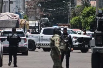 Balacera en mercado Morelos deja niño grave y dos detenidos tras persecución en Puebla