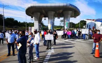 Maestros bloquean carreteras y toman casetas en San Luis Potosí