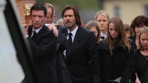 Jim Carrey, devastado durante el entierro de su novia