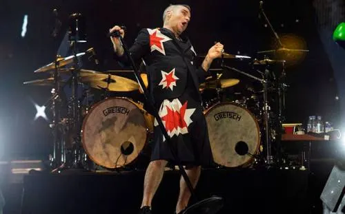 Sensual e irreverente, Robbie Williams se adueña del Corona Capital