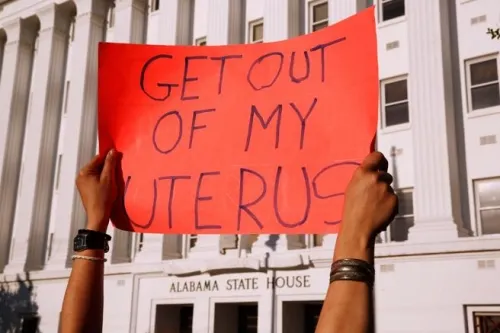 Alabama prohíbe el aborto sin excepciones por violación o incesto