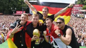 Teutones dañan Copa del Mundo en festejos