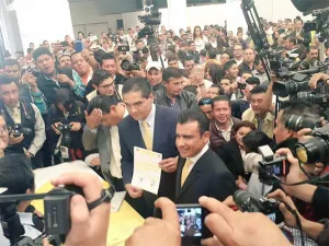 Aureoles se registra como precandidato al gobierno de Michoacán
