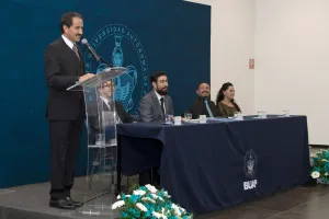 Refrenda Esparza comunicación con universitarios