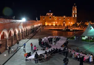 Con moño gigante conmemoran cholultecas lucha contra cáncer de mama