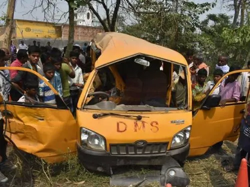 Tren embiste camión escolar en India y deja 13 muertos