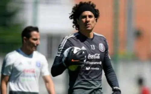 Memo Ochoa se aleja del Napoli