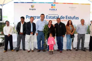 Unen esfuerzos para construir 1,800 estufas ecológicas en tiempo récord