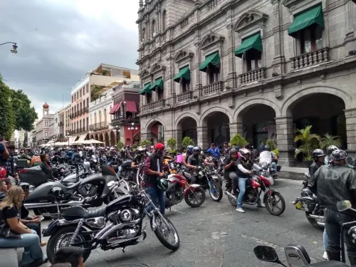 Motociclistas exigen a Rivera Vivanco espacio de estacionamiento a un costado del zócalo