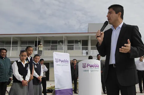 Eduardo Rivera entrega obras en secundarias de Puebla