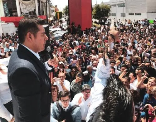 Reconciliación y democracia son mis banderas, dice Armenta en registro como precandidato de Morena